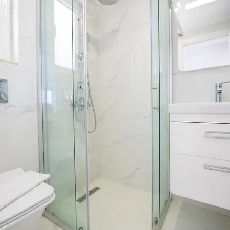 Kalkan Kalamar Plaji Denize Sifir Elana 1 *