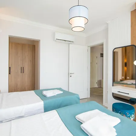 Kalkan Kalamar Plaji Denize Sifir Elana 1 *